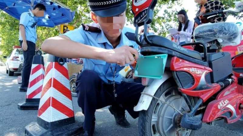 电摩挂电自牌严查落地:扣车+罚款200元+记9分,多重处罚须知