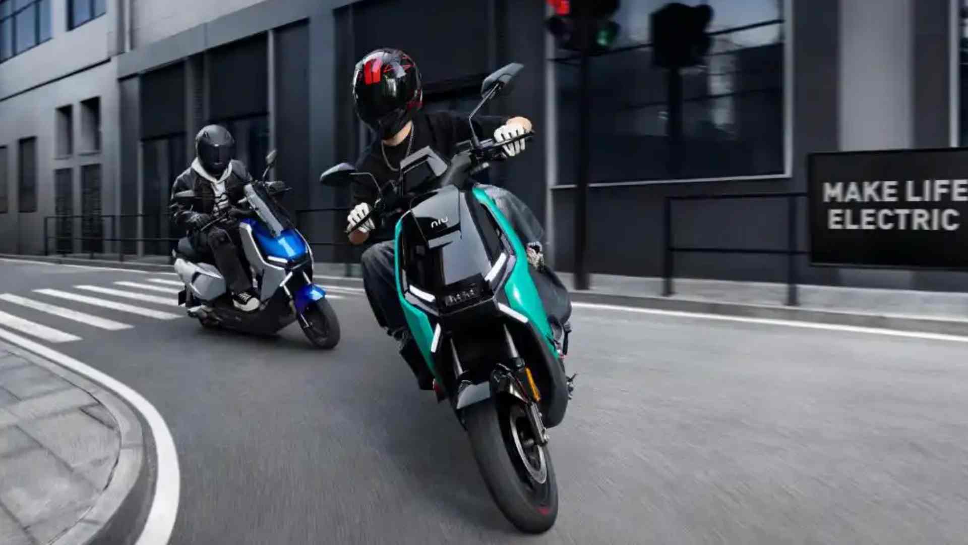 年轻人的第一台风速！4000元档小牛FS风速、NX风速电摩正式发布